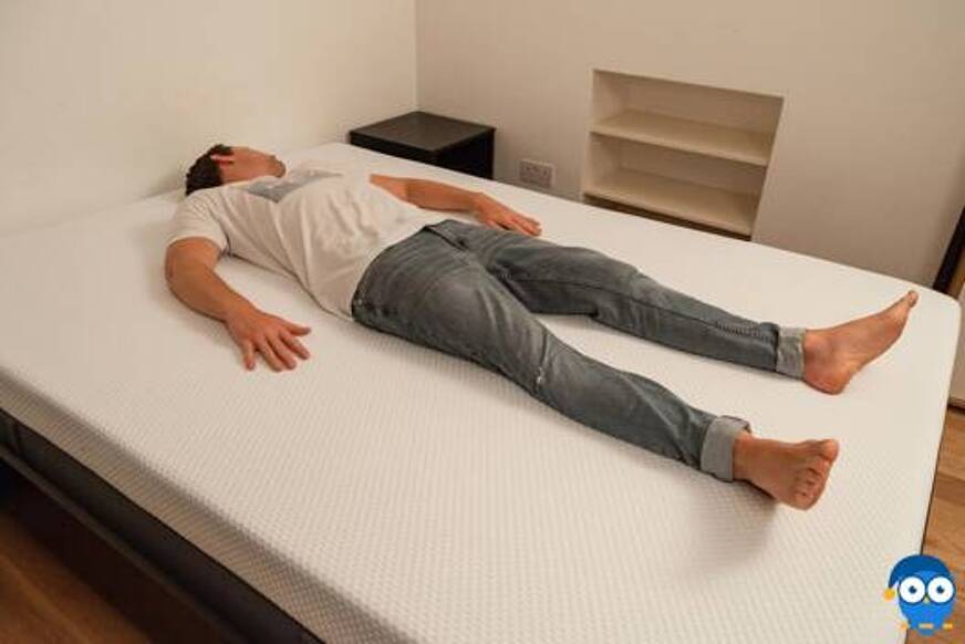 Avaliador deitado de costas no emma original